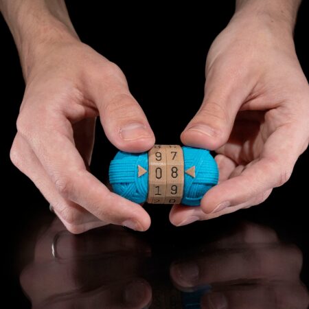 Yarn skein row counter / stitch tracker